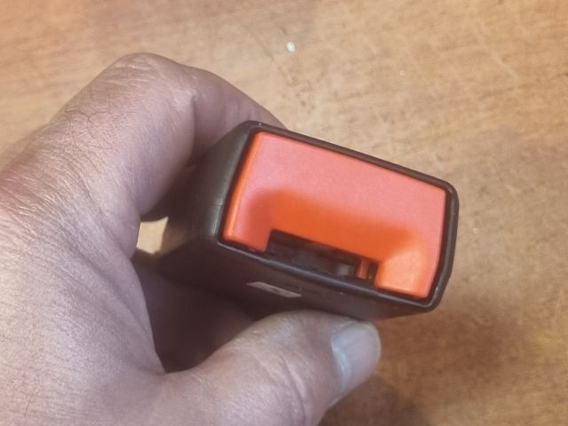 bontott ABARTH 500 / 595 / 695 Bal hátsó Biztonsági Öv Csat