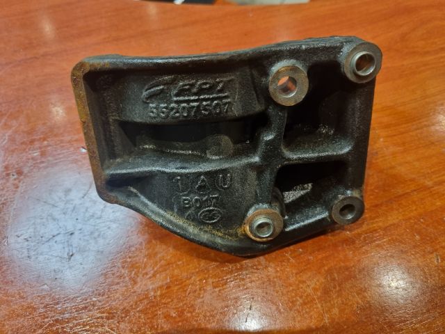 bontott ABARTH 500 / 595 / 695 Jobb első Féltengely Tartó