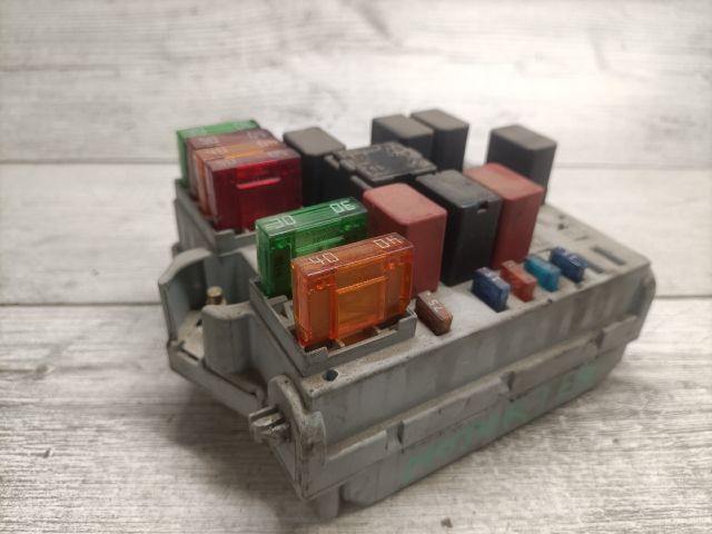 bontott ALFA ROMEO 147 Biztosítéktábla Motortér