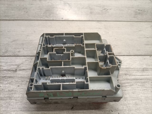 bontott ALFA ROMEO 147 Biztosítéktábla Motortér