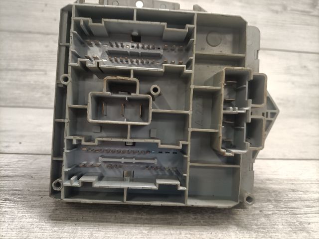 bontott ALFA ROMEO 147 Biztosítéktábla Motortér