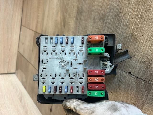 bontott ALFA ROMEO 147 Biztosítéktábla Motortér