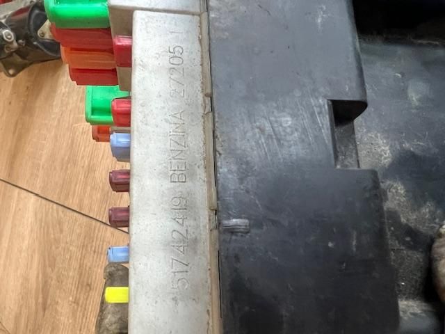 bontott ALFA ROMEO 147 Biztosítéktábla Motortér