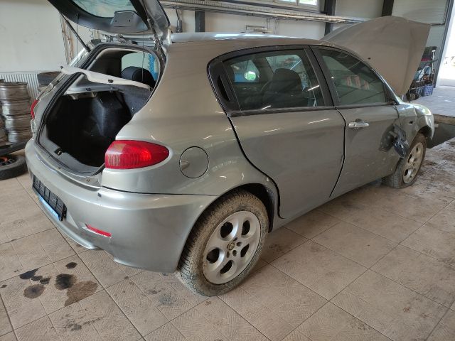 bontott ALFA ROMEO 147 Biztosítéktábla Motortér