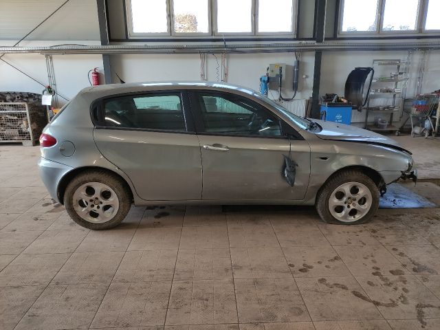 bontott ALFA ROMEO 147 Biztosítéktábla Motortér