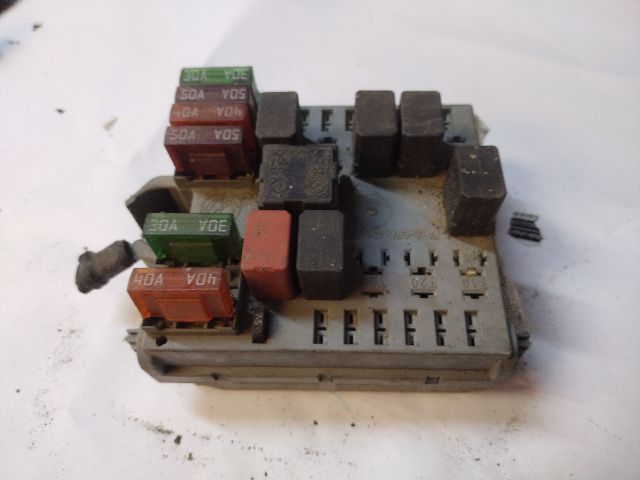 bontott ALFA ROMEO 147 Biztosítéktábla Motortér