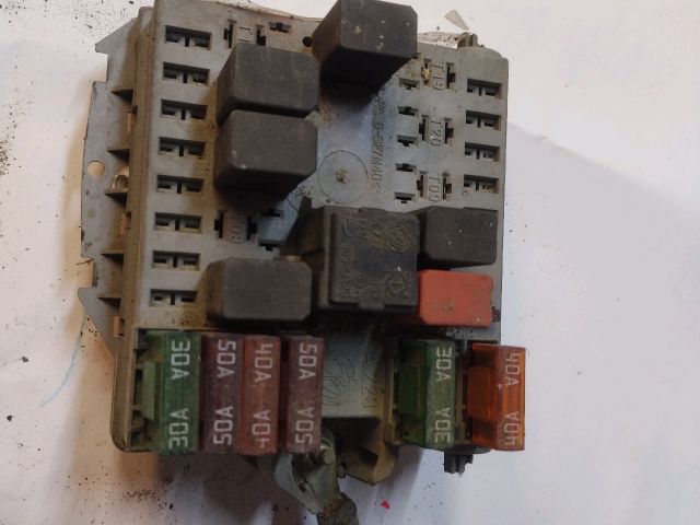 bontott ALFA ROMEO 147 Biztosítéktábla Motortér