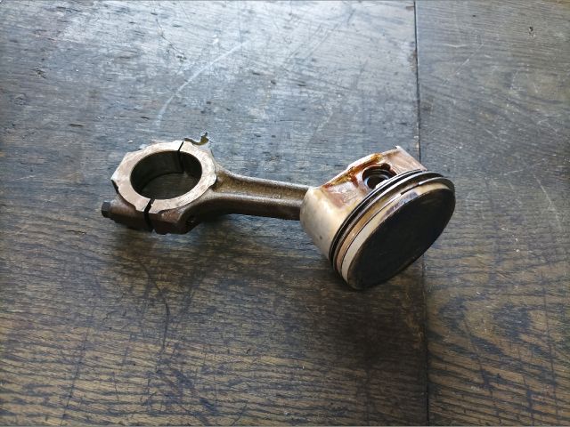 bontott ALFA ROMEO 147 Dugattyú és Hajtókar