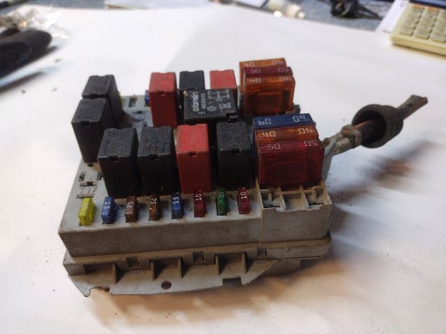 bontott ALFA ROMEO 147 Biztosítéktábla Motortér