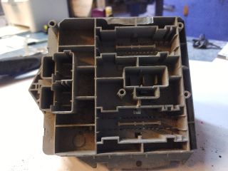 bontott ALFA ROMEO 147 Biztosítéktábla Motortér