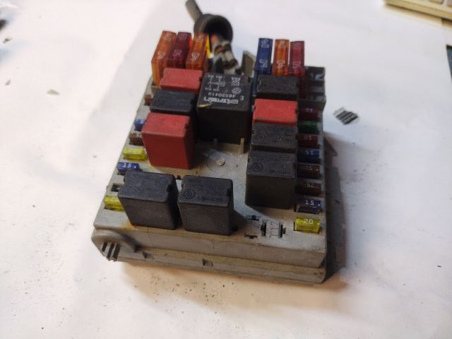 bontott ALFA ROMEO 147 Biztosítéktábla Motortér