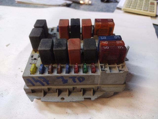 bontott ALFA ROMEO 147 Biztosítéktábla Motortér