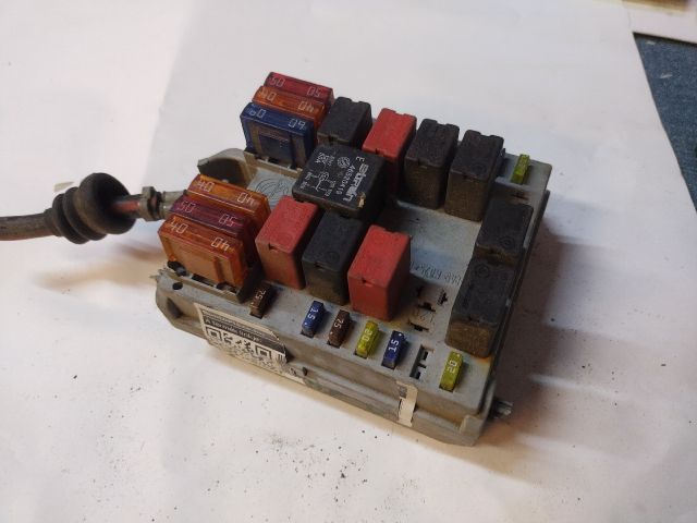 bontott ALFA ROMEO 147 Biztosítéktábla Motortér