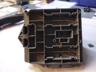 bontott ALFA ROMEO 147 Biztosítéktábla Motortér