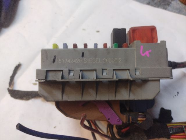 bontott ALFA ROMEO 147 Biztosítéktábla Motortér