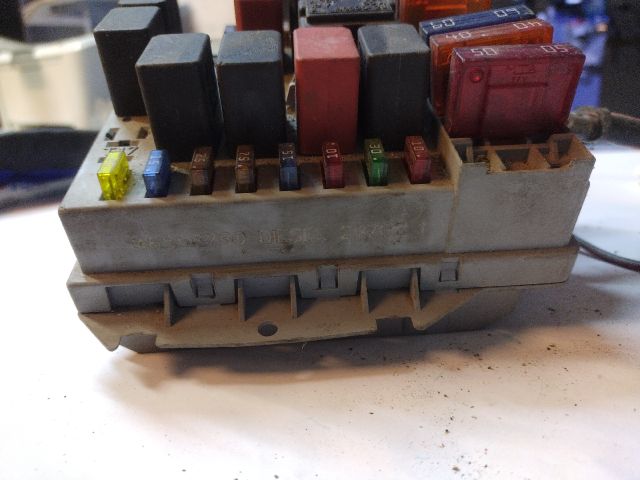 bontott ALFA ROMEO 147 Biztosítéktábla Motortér