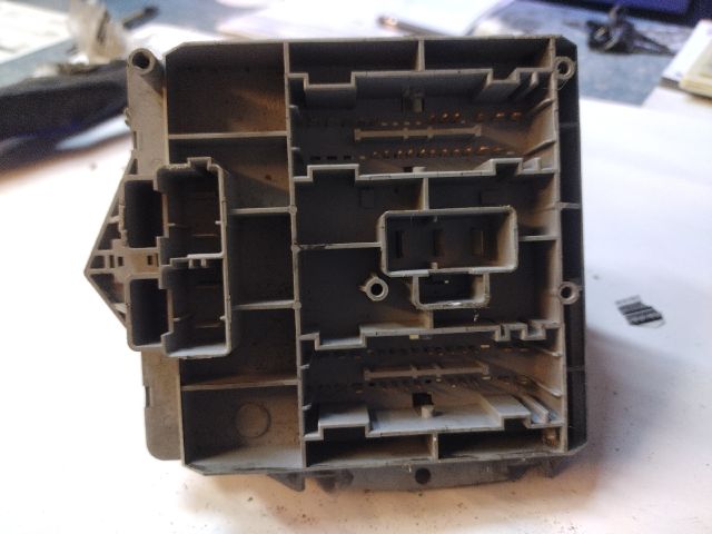 bontott ALFA ROMEO 147 Biztosítéktábla Motortér