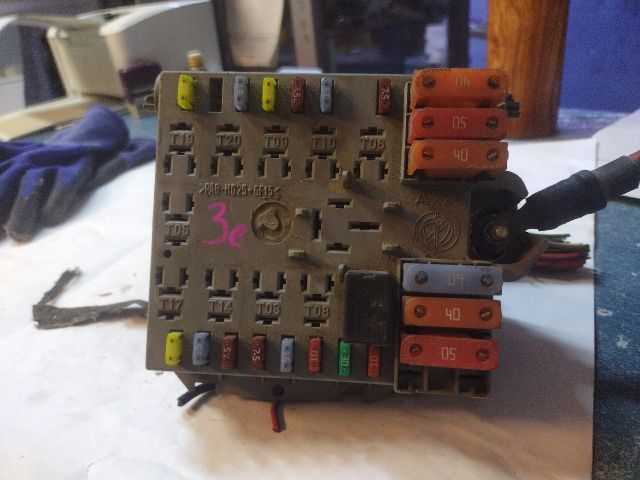 bontott ALFA ROMEO 147 Biztosítéktábla Motortér