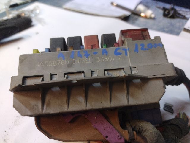 bontott ALFA ROMEO 147 Biztosítéktábla Motortér