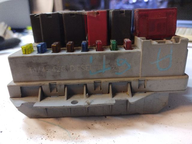 bontott ALFA ROMEO 147 Biztosítéktábla Motortér