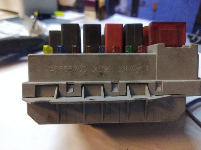 bontott ALFA ROMEO 147 Biztosítéktábla Motortér