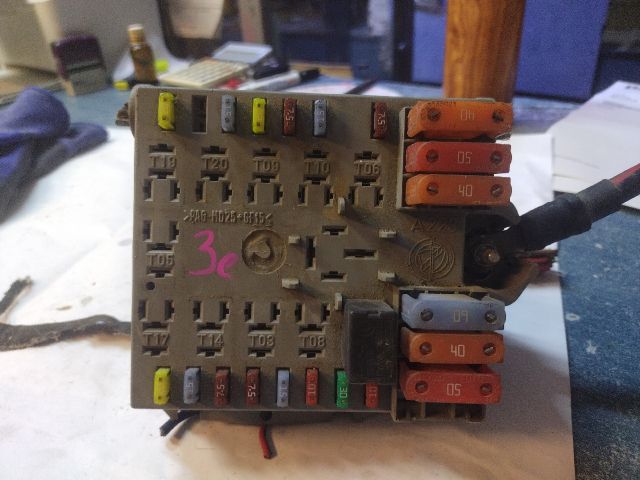 bontott ALFA ROMEO 147 Biztosítéktábla Motortér