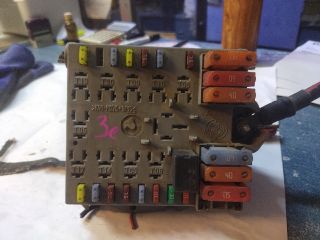 bontott ALFA ROMEO 147 Biztosítéktábla Motortér