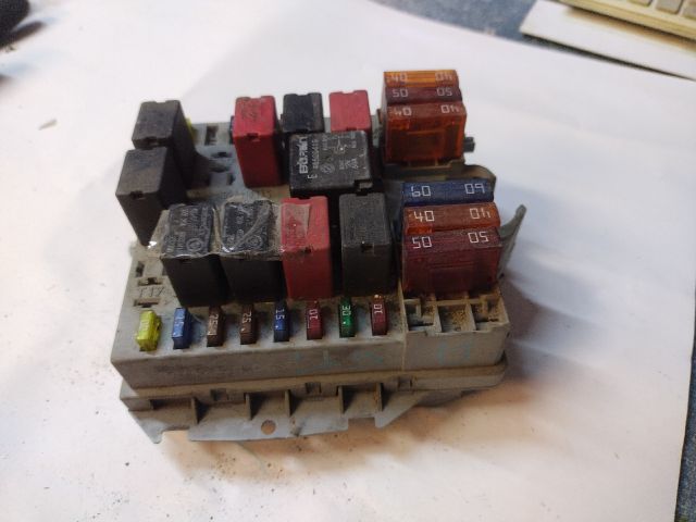 bontott ALFA ROMEO 147 Biztosítéktábla Motortér