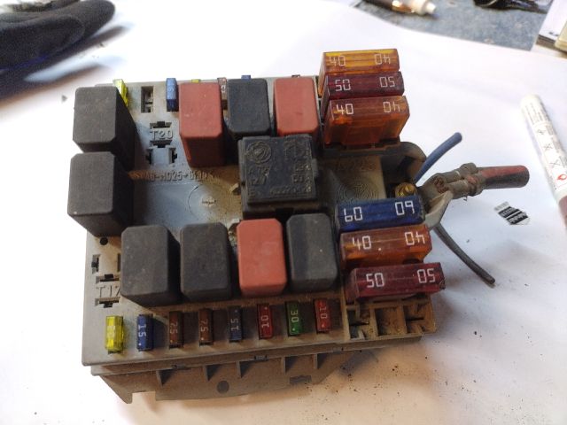 bontott ALFA ROMEO 147 Biztosítéktábla Motortér