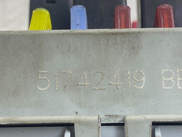 bontott ALFA ROMEO 147 Biztosítéktábla Doboz