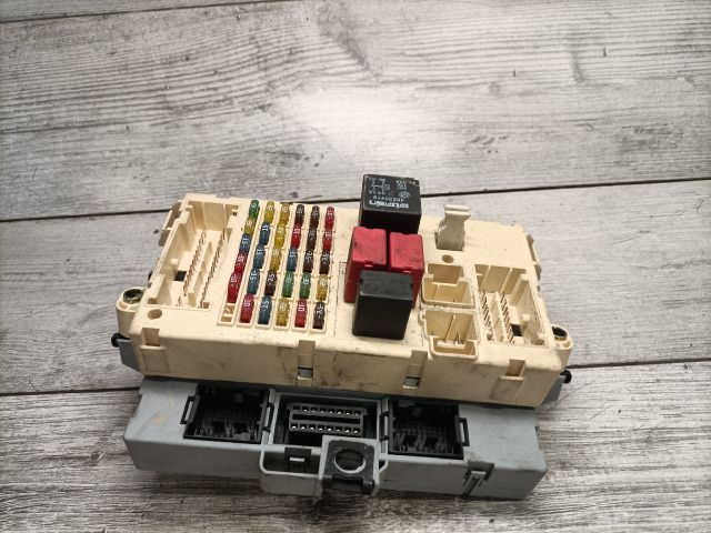 bontott ALFA ROMEO 147 Biztosítéktábla Utastér