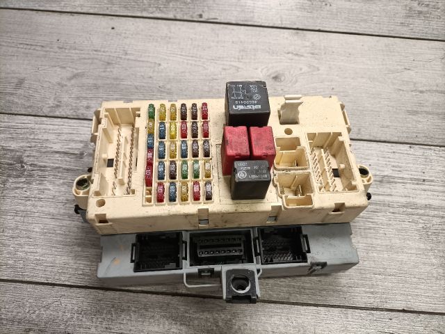 bontott ALFA ROMEO 147 Biztosítéktábla Utastér