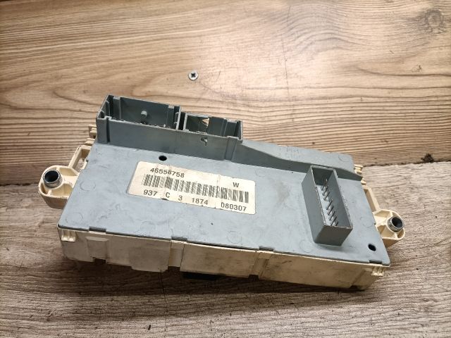 bontott ALFA ROMEO 147 Biztosítéktábla Utastér