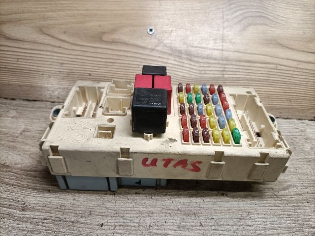 bontott ALFA ROMEO 147 Biztosítéktábla Utastér