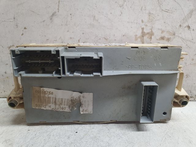 bontott ALFA ROMEO 147 Biztosítéktábla Utastér