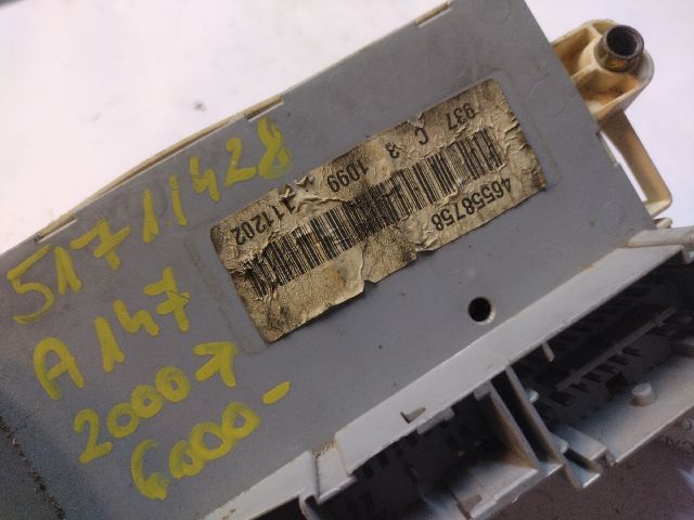 bontott ALFA ROMEO 147 Biztosítéktábla Utastér