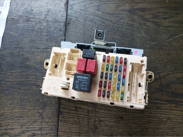 bontott ALFA ROMEO 147 Biztosítéktábla Utastér