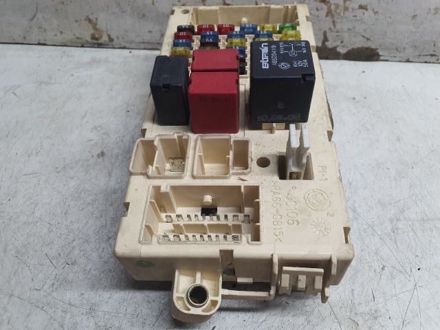 bontott ALFA ROMEO 147 Biztosítéktábla Utastér