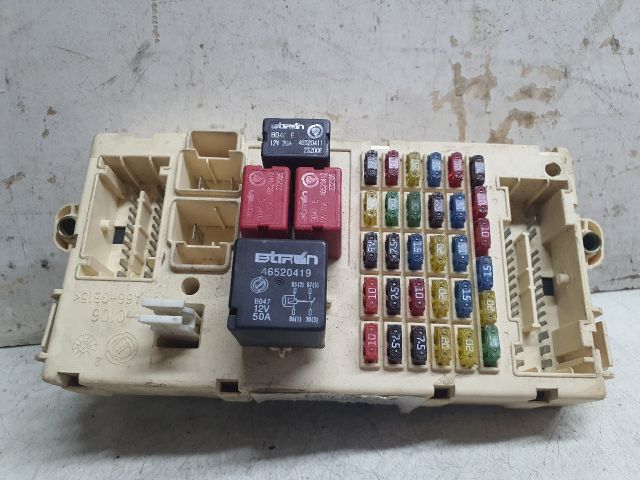 bontott ALFA ROMEO 147 Biztosítéktábla Utastér