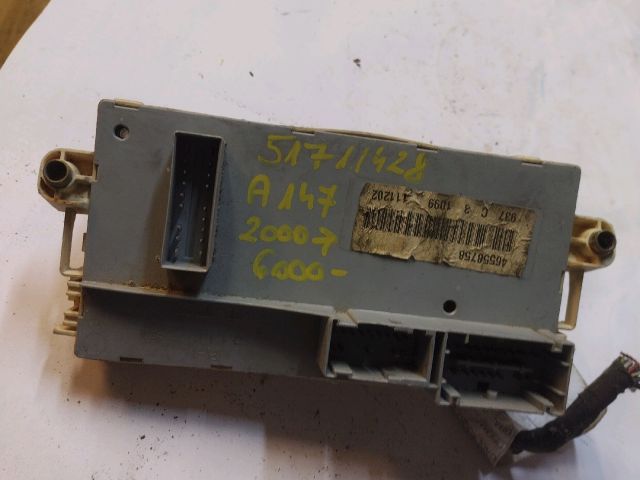 bontott ALFA ROMEO 147 Biztosítéktábla Utastér