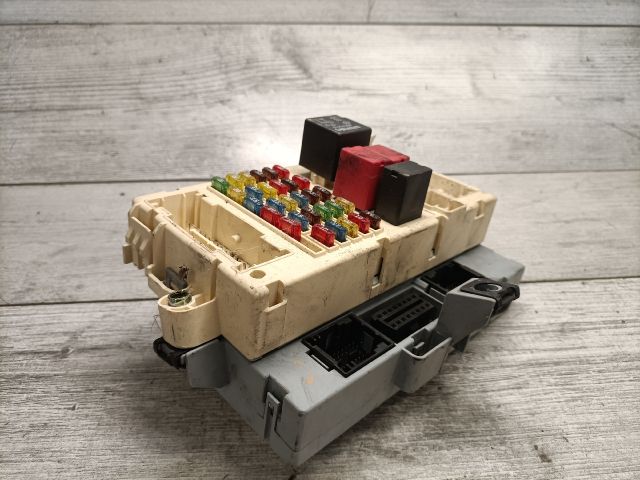 bontott ALFA ROMEO 147 Biztosítéktábla Utastér