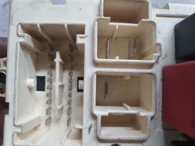 bontott ALFA ROMEO 147 Biztosítéktábla Utastér