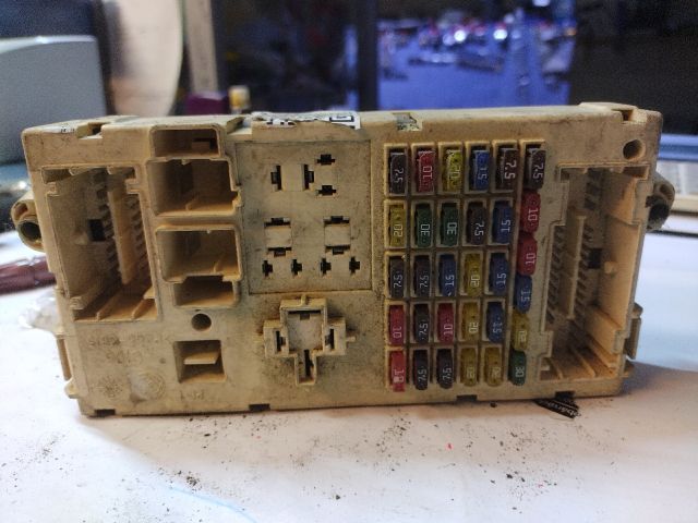 bontott ALFA ROMEO 147 Biztosítéktábla Utastér