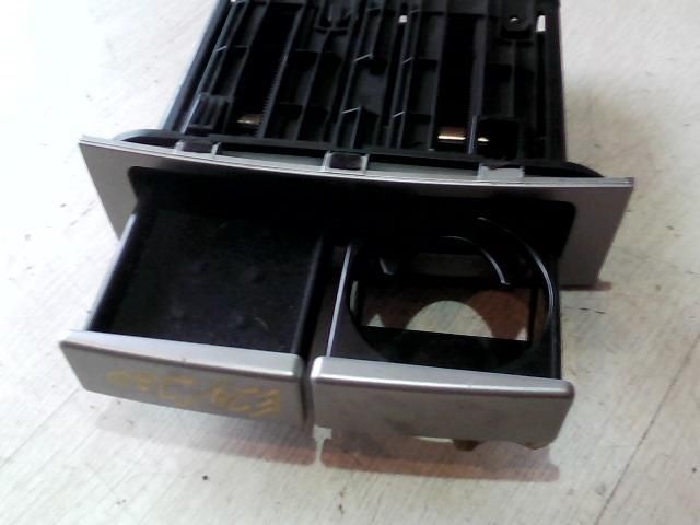 bontott ALFA ROMEO 147 Első Hamutartó