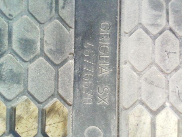 bontott ALFA ROMEO 147 Első Lökhárító Bal Díszrács