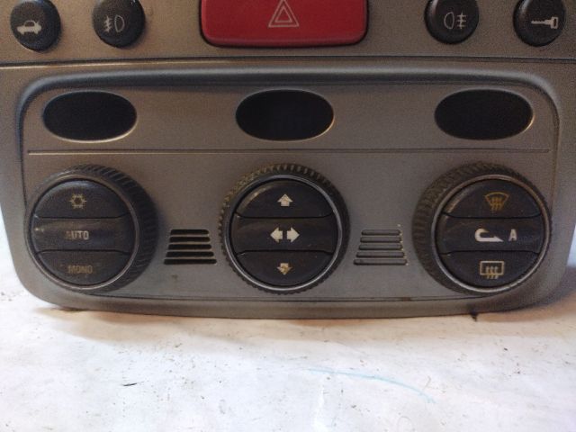 bontott ALFA ROMEO 147 Fűtéskapcsoló (digit klímás)