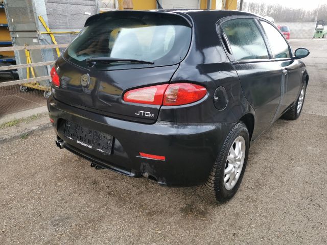 bontott ALFA ROMEO 147 Jobb első Dobbetét (Kerékjárati, Műanyag)