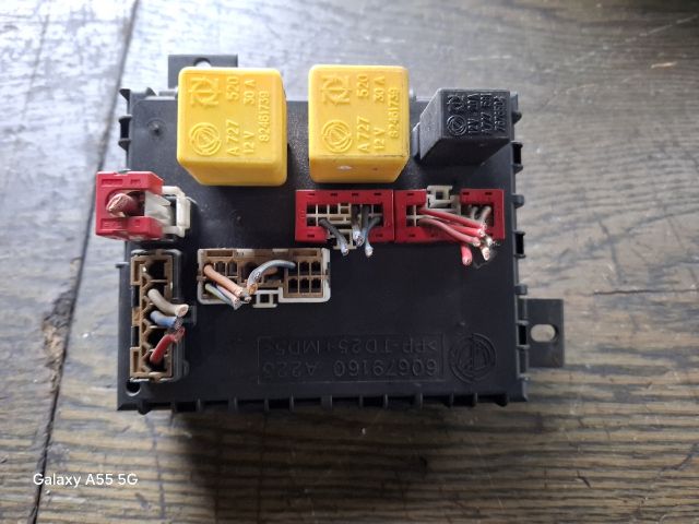 bontott ALFA ROMEO 156 Biztosítéktábla Utastér