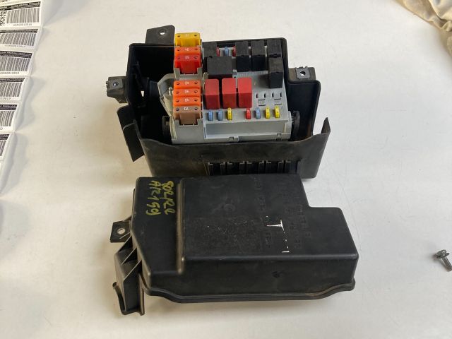 bontott ALFA ROMEO 159 Biztosítéktábla Motortér