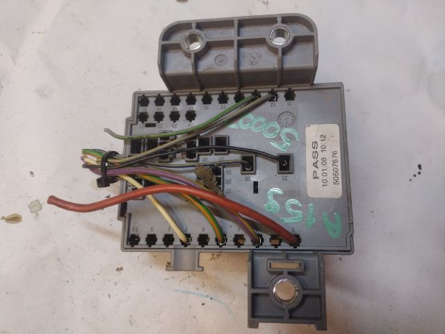 bontott ALFA ROMEO 159 Biztosítéktábla Motortér